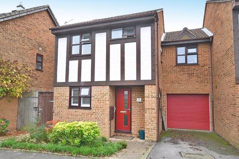 Henley Fields, Maidstone 3 bed link detached house for sale