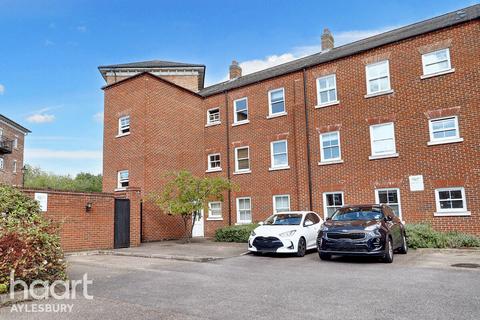 Pine Street, Aylesbury 2 bed flat for sale