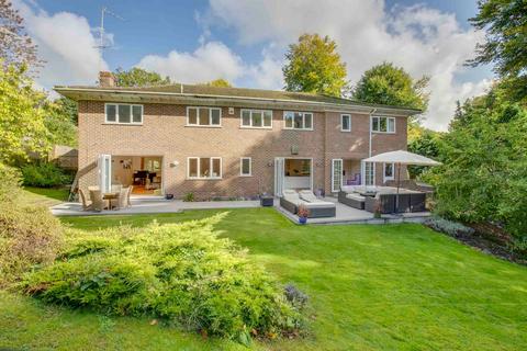 44 Magnolia Dene, High Wycombe HP15 6 bed detached house for sale