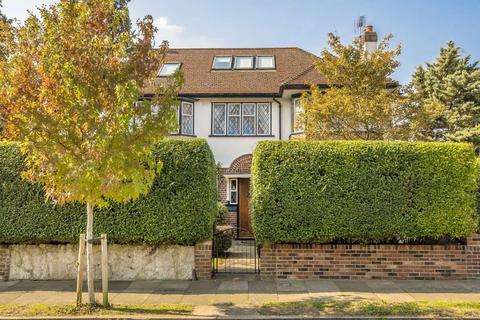 Kingswood Avenue, Hampton TW12 5 bed detached house for sale