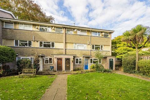 Fairways, Isleworth TW7 2 bed maisonette for sale