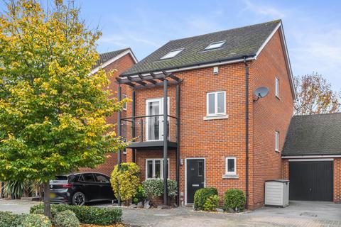 Parkview Way, Epsom, Surrey, KT19 4 bed link detached house for sale