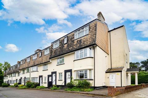 Stonegrove, Edgware, Middlesex, HA8 7TB 2 bed apartment for sale