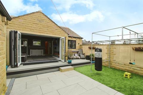 Beldon Lane, Bradford BD7 2 bed detached bungalow for sale