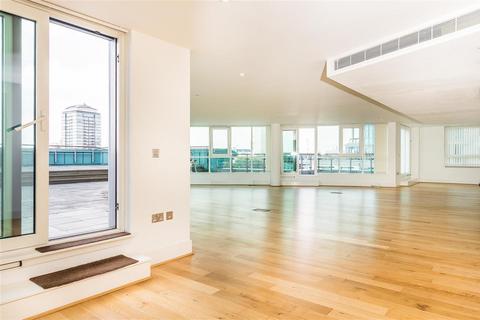KESTREL HOUSE, ST GEORGE WHARF... 3 bed flat for sale