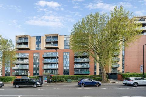 London Road, Isleworth TW7 2 bed flat for sale