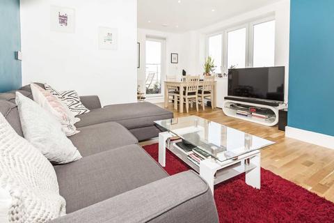 High Street, Hounslow TW3 1 bed flat for sale