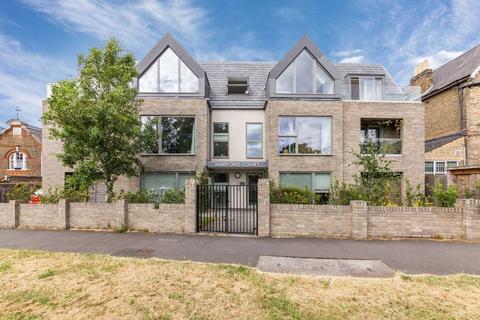 Palace Road, London SW2 3 bed flat for sale