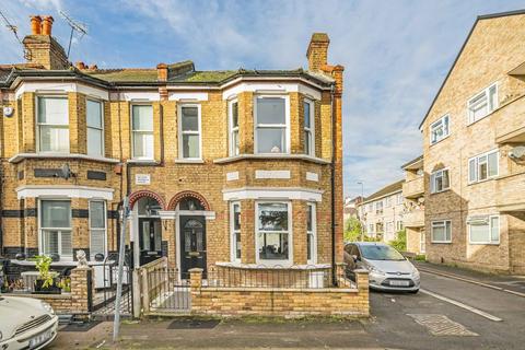 Warwick Grove, Surbiton KT5 3 bed end of terrace house for sale