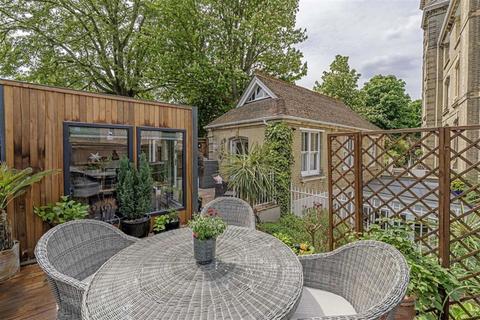 Langdon Park, Teddington TW11 2 bed house for sale