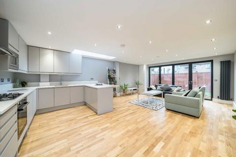 Coverton Road, London SW17 3 bed flat for sale