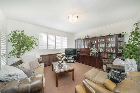 Churchill Gardens, London SW1V 3 bed flat for sale