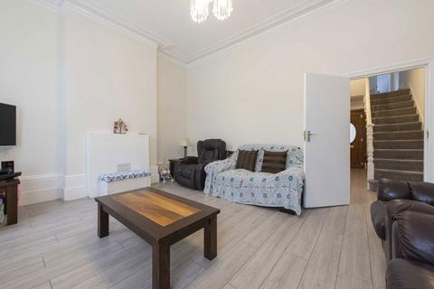 3 bedroom flat for sale