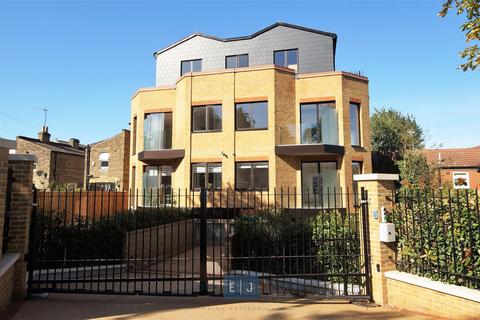 32 Palmerston Road, Buckhurst Hill IG9 2 bed penthouse for sale