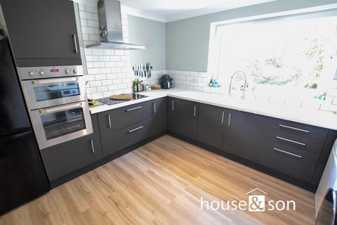 Knoll Manor, 26 St Valerie Road... 2 bed apartment for sale