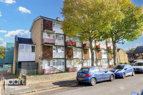Warbank Crescent, Croydon 2 bed maisonette for sale