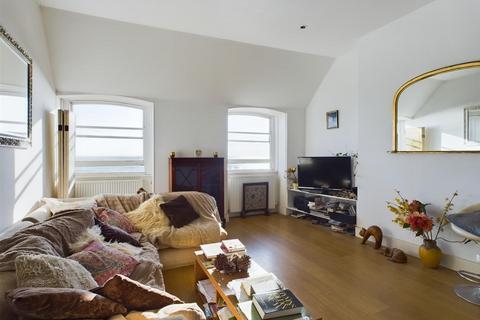 Brunswick Terrace, Hove 2 bed flat for sale