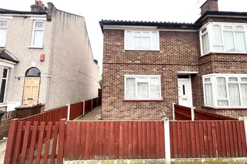 Devon Road, Barking IG11 2 bed flat for sale