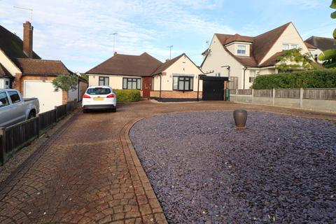 Warren Close, Rayleigh, SS6 3 bed detached bungalow for sale