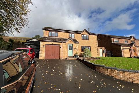 5 bed detached house