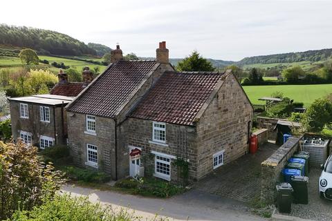 Wrench Green, Scarborough YO13 3 bed cottage for sale