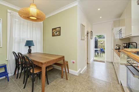 Acton W3 W3 2 bed flat for sale