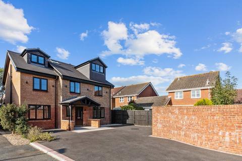 Fontwell Close, Fontwell, BN18 5 bed detached house for sale