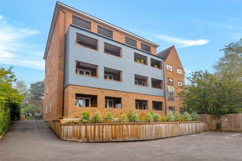 Station Road, Leatherhead, Surrey, KT22 2 bed apartment for sale