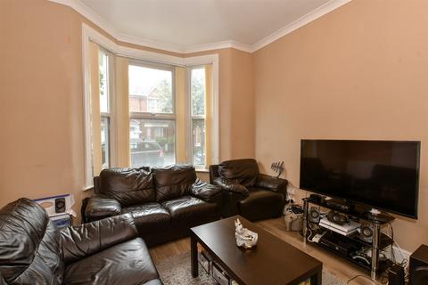 1 bedroom ground floor flat for sale