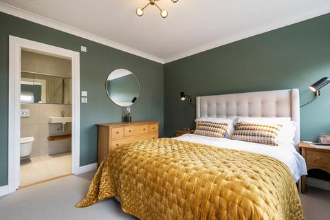 Malthouse Drive, London W4 2 bed flat for sale
