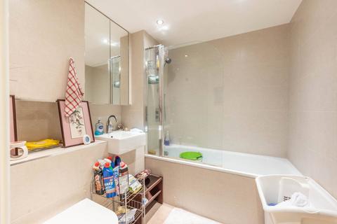 Attenborough Court, Watford, WD19 2 bed flat for sale