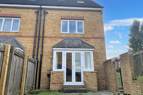 Checkstone Avenue, Castleford WF10 3 bed semi