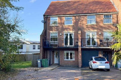 5 bedroom town house for sale