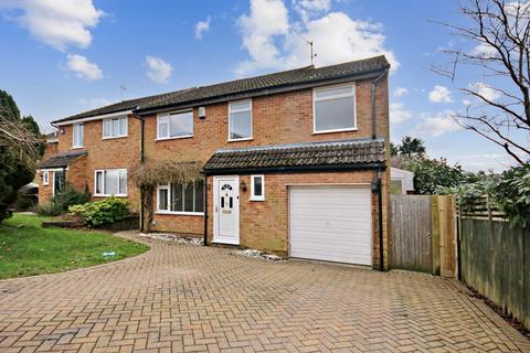 Fulmar Drive, EAST GRINSTEAD, RH19 4 bed detached house for sale