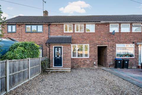 Lambourne Crescent, Surrey GU21 3 bed terraced house for sale