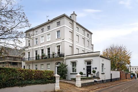 London Road, Cheltenham GL52 2 bed apartment for sale