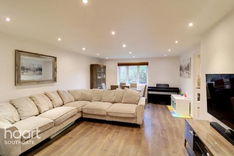 Stafford Close, London 2 bed apartment for sale