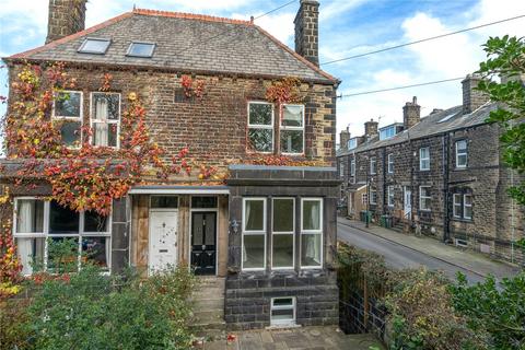 East View, Yeadon, Leeds, West Yorkshire 4 bed terraced house for sale