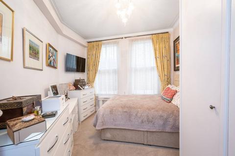 Canfield Gardens, South Hampstead... 2 bed flat for sale