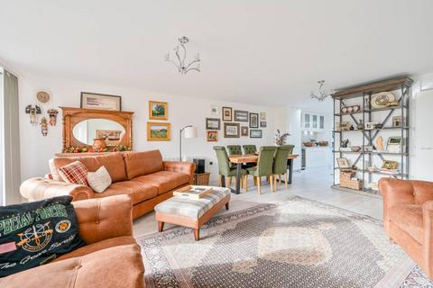Holland Gardens, Brentford, TW8 3 bed flat for sale