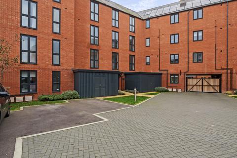 Field Court, Berkshire RG40 1 bed apartment for sale