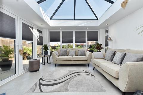 Chiltern Close, Eastbourne 4 bed detached house for sale
