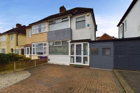 Burland Avenue, Claregate... 3 bed semi