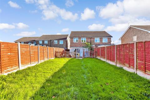 Gainsborough Drive, Selsey... 3 bed semi