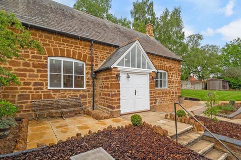 71 High Street, Finedon, NN9 2 bed detached house for sale