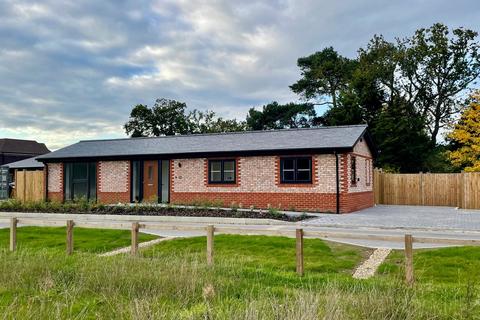 Tandridge Lane, Lingfield RH7 2 bed detached bungalow for sale
