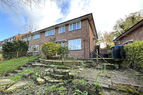 York Way, Chessington, Surrey. KT9 2JX 2 bed maisonette for sale