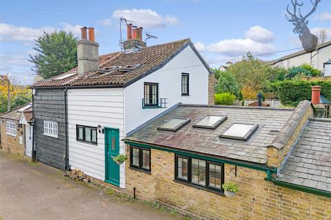 North End, Buckhurst Hill IG9 2 bed terraced house for sale