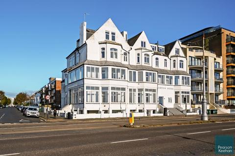 Kingsway, Hove 2 bed apartment for sale