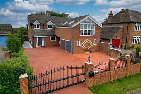 London Road, Milton Keynes MK5 5 bed detached house for sale